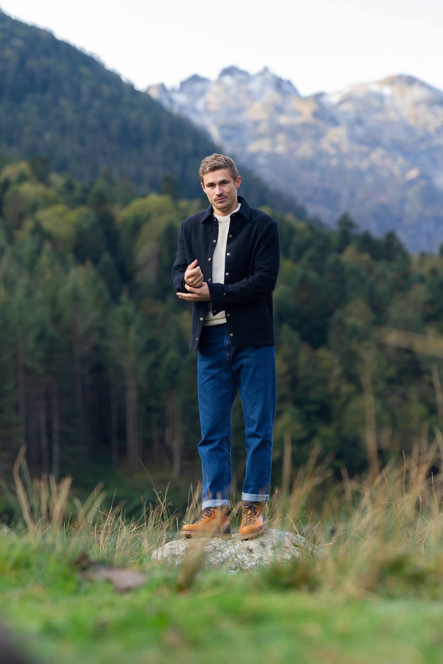 Surchemise homme éthique et responsable♻️, coupe droite, veste d'atelier, en laine recyclée, noir, made in France🇫🇷, Maison Izard pyrénées