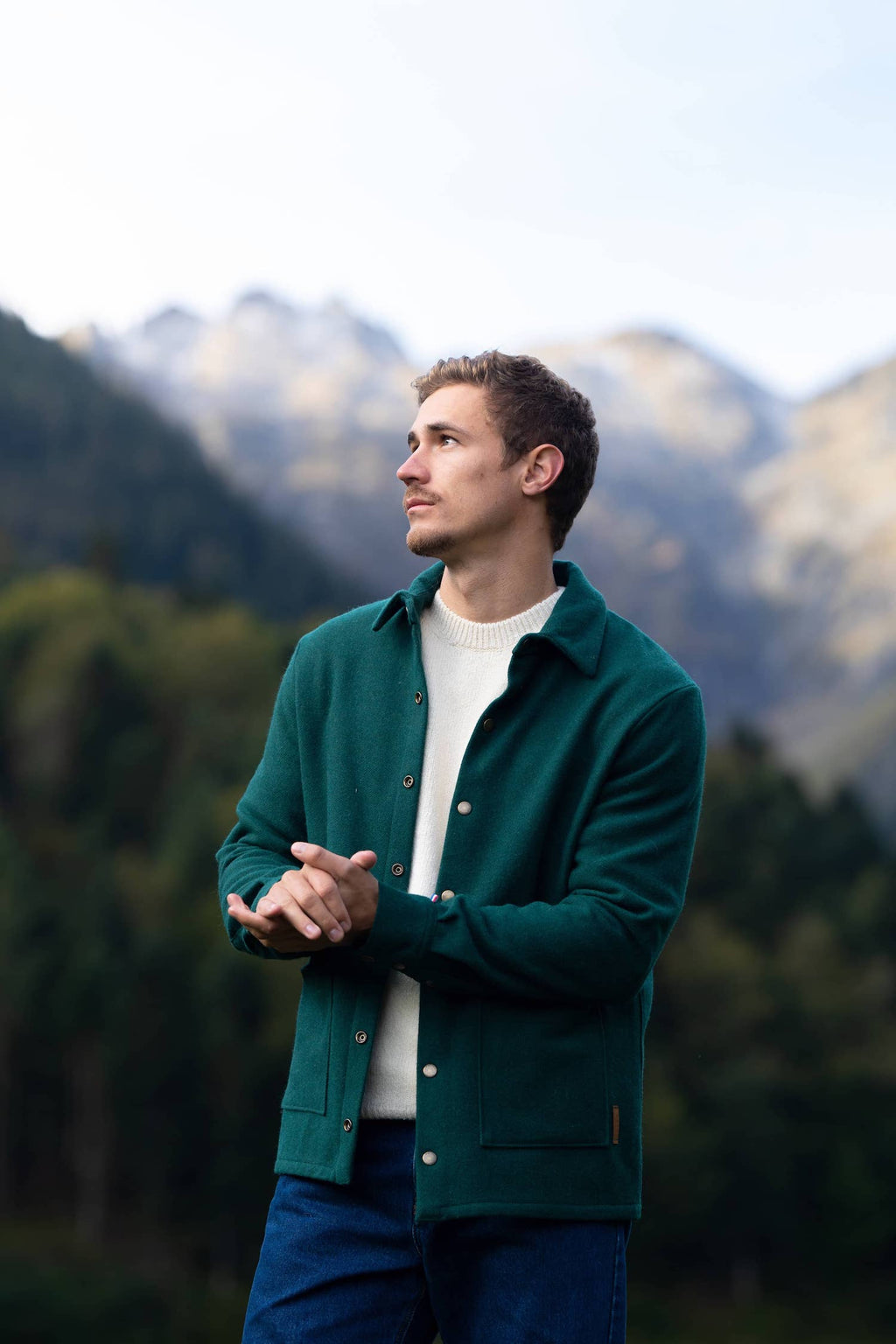 Surchemise homme éthique et responsable♻️, coupe droite, veste d'atelier, en laine recyclée, vert sapin, made in France🇫🇷, Maison Izard pyrénées