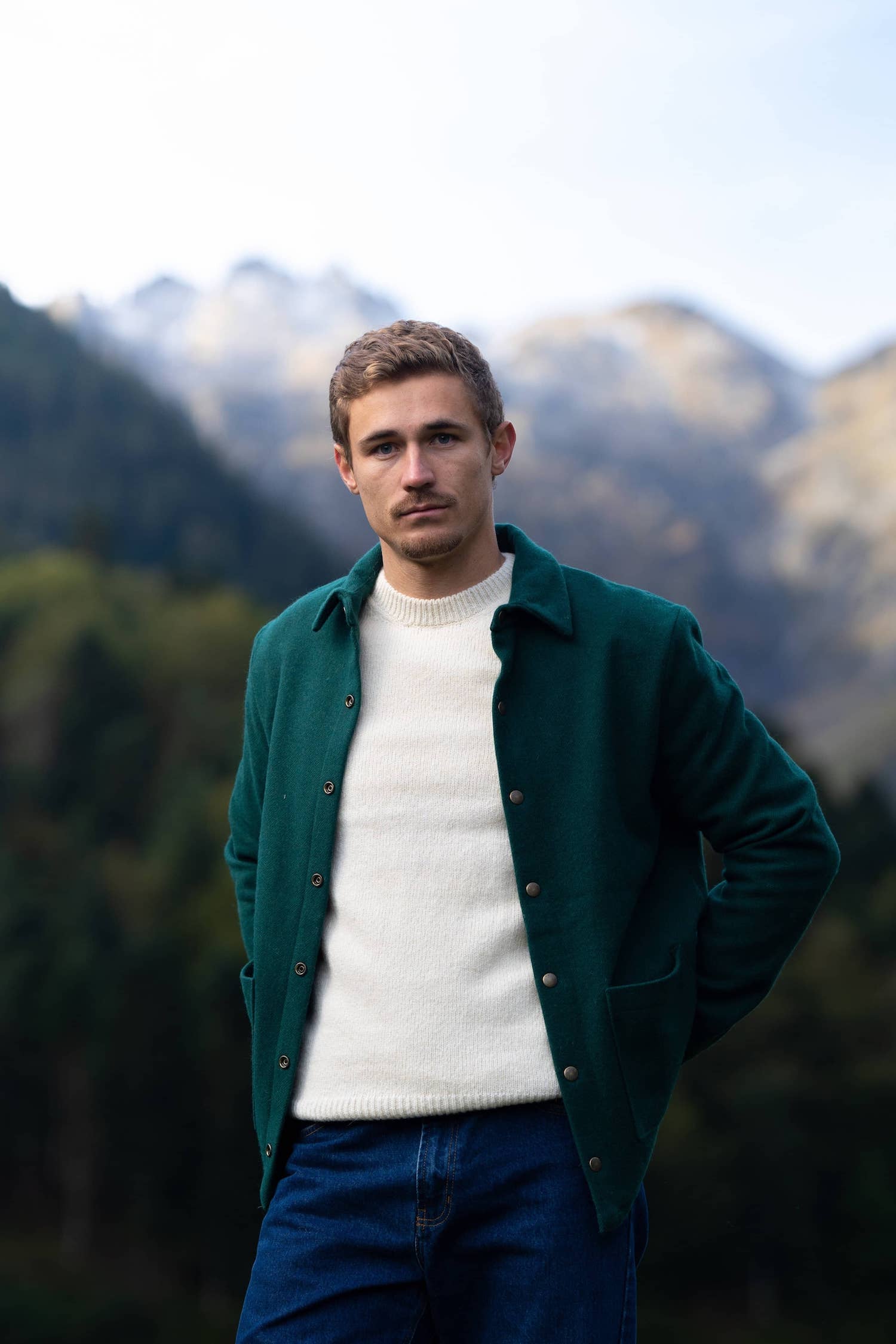 Surchemise homme éthique et responsable♻️, coupe droite, veste d'atelier, en laine recyclée, vert sapin, made in France🇫🇷, Maison Izard pyrénées