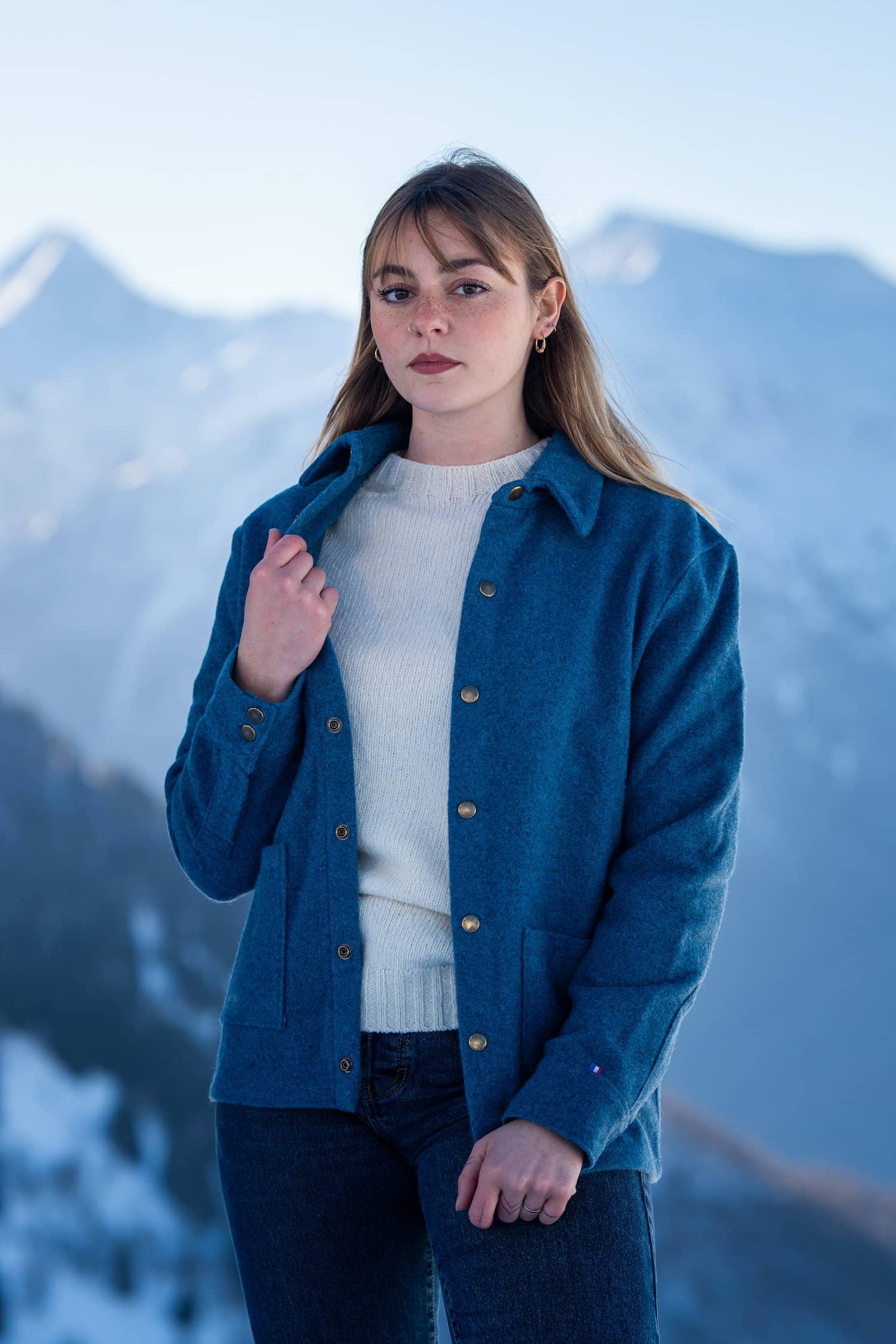 surchemise femme éthique et responsable, coupe droite, veste d'atelier, en laine recyclée, bleu océan, made in France, Maison Izard pyrénées